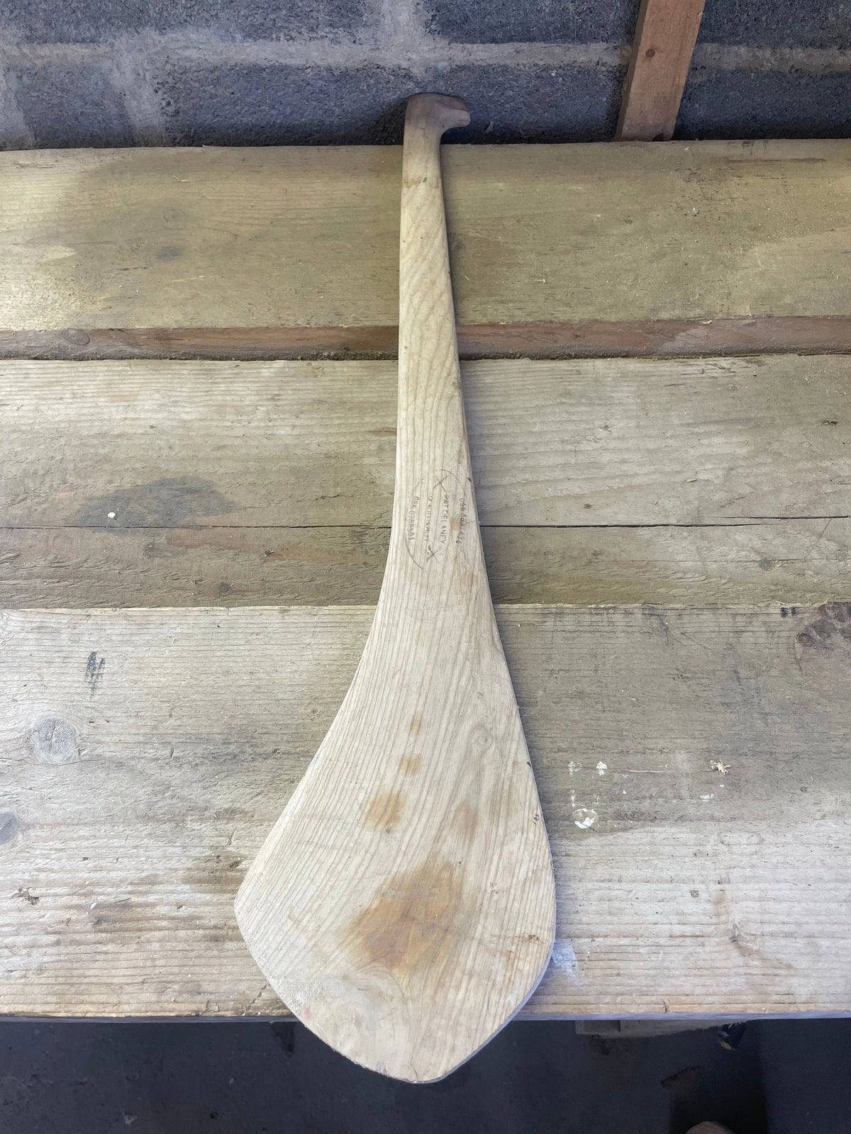 Pat Delaney Retro Hurley – Handcrafted Kilkenny Style Ash Hurl